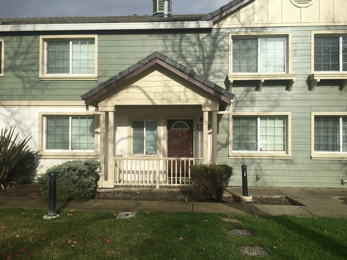 Split Level 4 Bedroom 2.5 Bath Town Home - Split Level 4 Bedroom  2.5 Bath Town Home