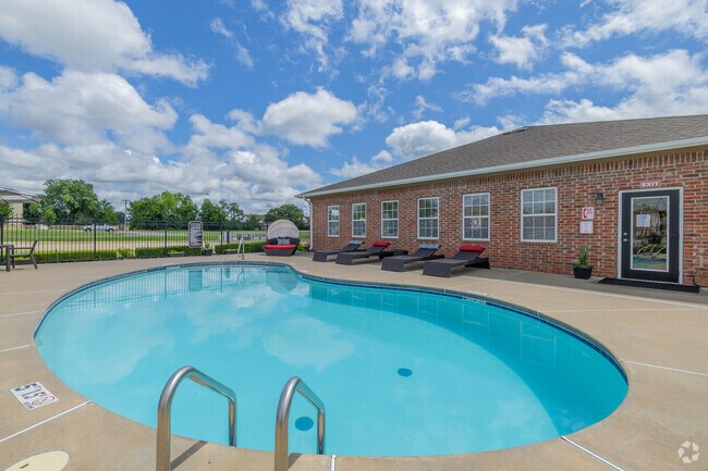 Piscina - Pines at Southridge