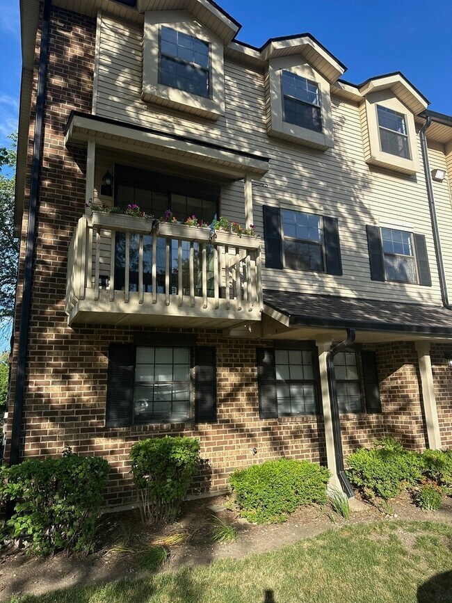 Building Photo - 1486 W Jefferson Ave