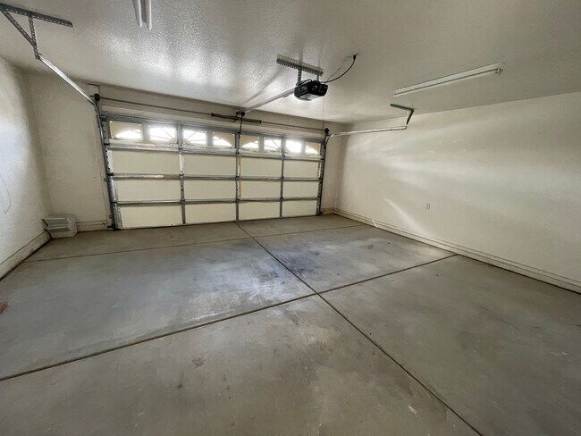 Building Photo - Three Bedroom Townhouse  in GREAT location!