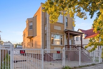 Building Photo - 2028 N Hamlin Ave