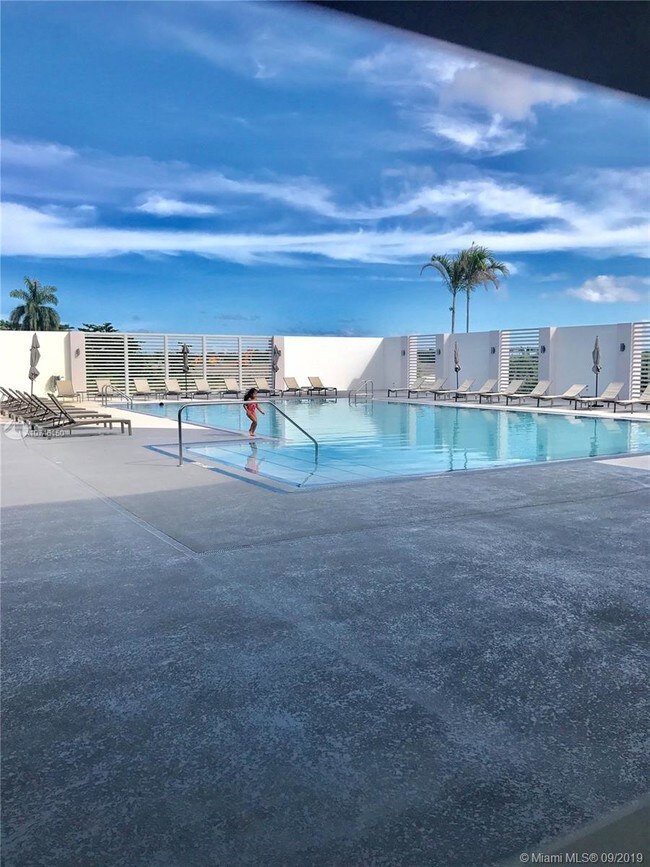Foto del edificio - 15051 Royal Oaks Ln