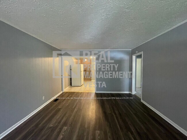 Building Photo - Charming Two Bedroom Duplex