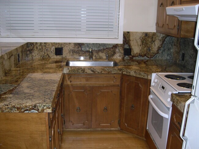 Kitchen - 810 Masson Ave