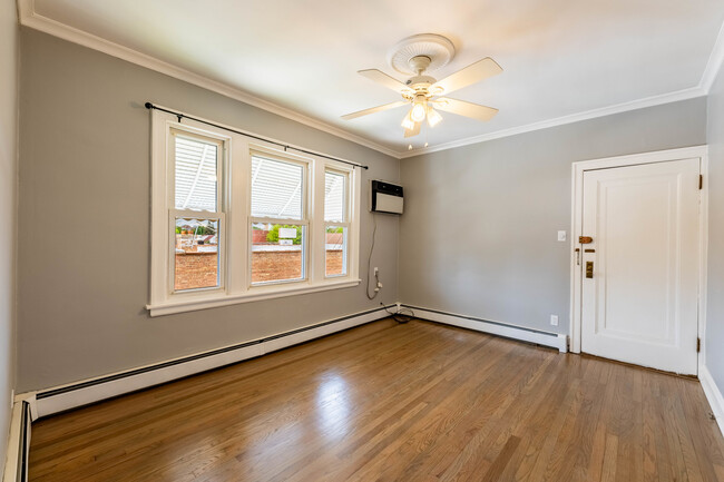 Foto del edificio - 7041 W Addison St