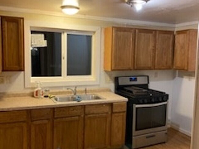 Foto del edificio - 5 Bedrooms 2 Baths with Rent Freeze! Older...