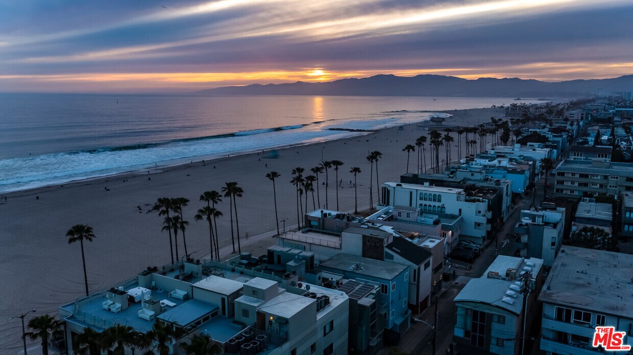 Foto del edificio - 2707 Ocean Front Walk