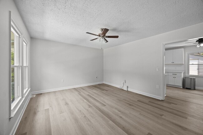 Foto del edificio - Fantastic Corner Lot, Updated 4 Bedroom Sp...