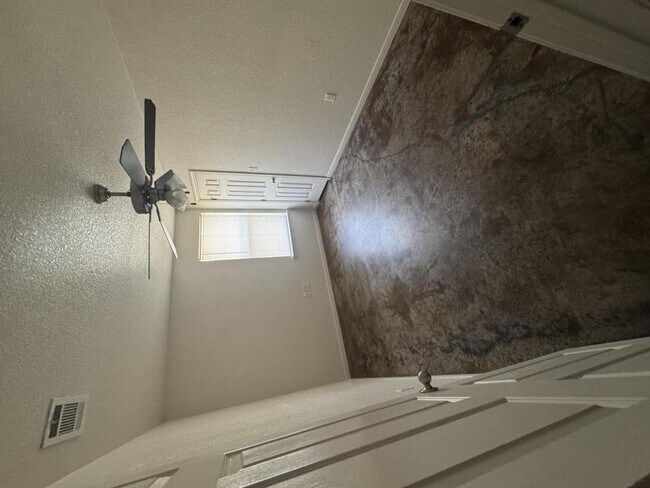 Foto del edificio - 108.5-1300 a