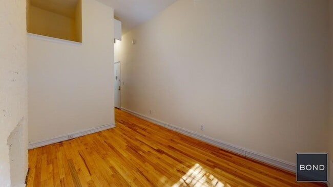 Building Photo - 323 E 83rd St