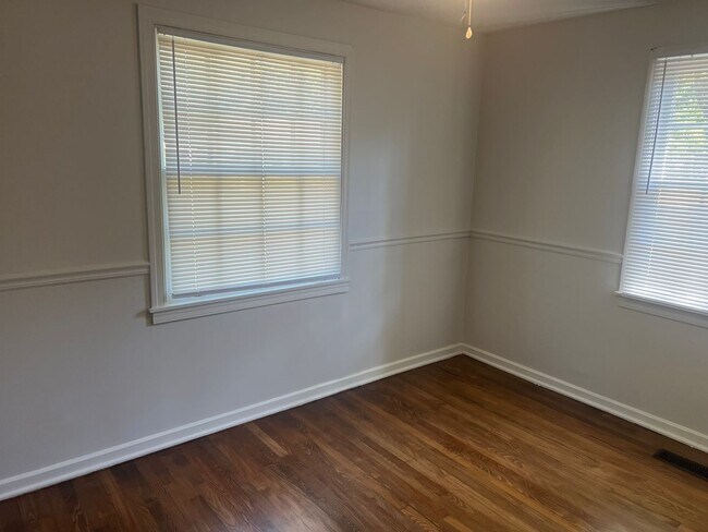 Foto del edificio - Charming Home with Great Location...Availa...