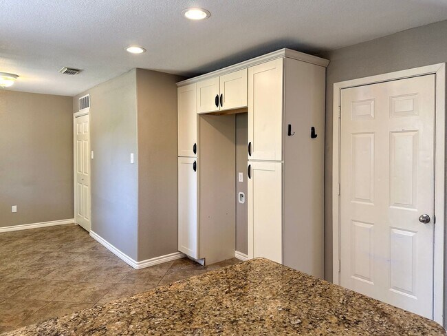 Building Photo - 3 Bedroom / 2 Bath / 2 Car Garage