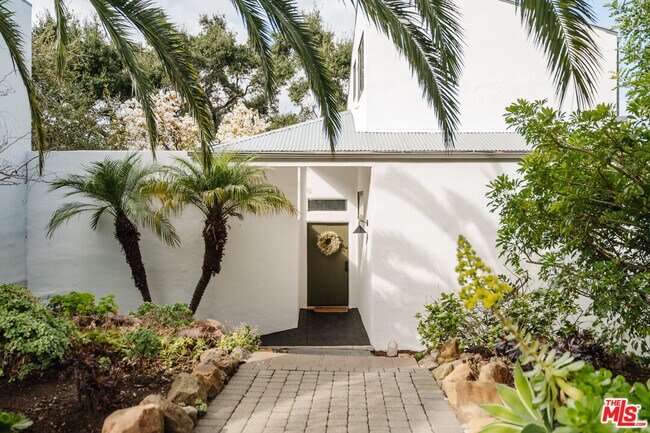 Foto del edificio - 2002 Tuna Canyon Rd