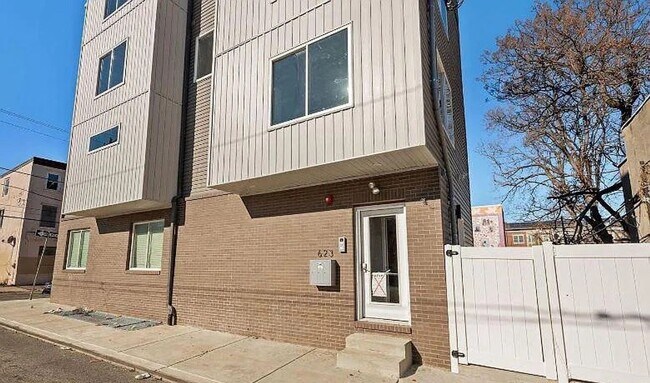 Building Photo - 623 N 36th St