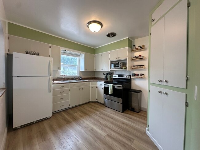 Building Photo - 705 Morrison Ave