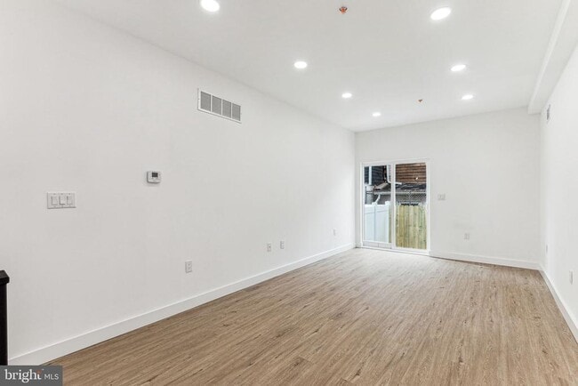 Foto del edificio - 2224 N Howard St