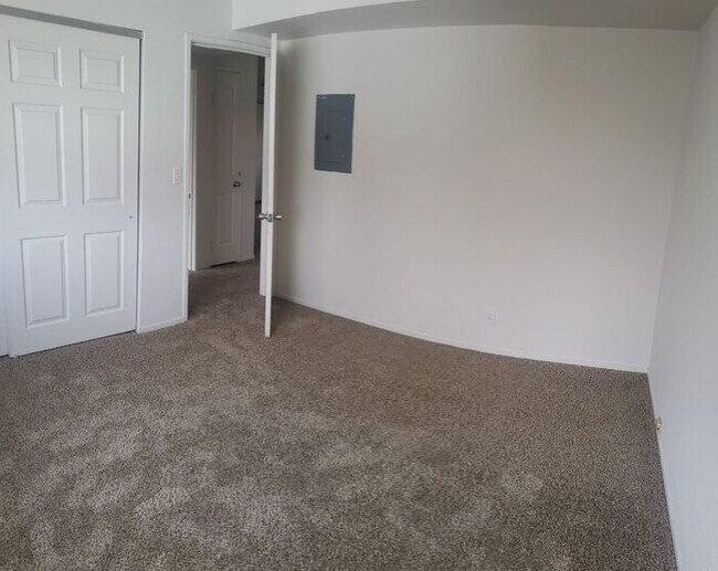 Building Photo - 2 bed 1 bath Downtown, UNR,