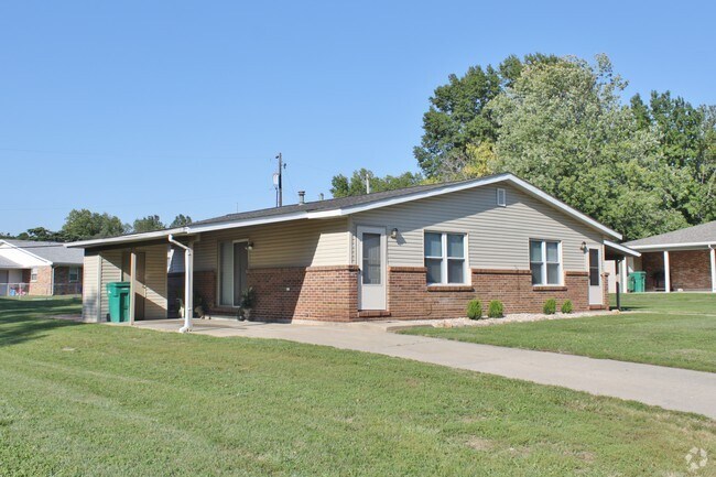 Building Photo - 5-7 Friendship Dr