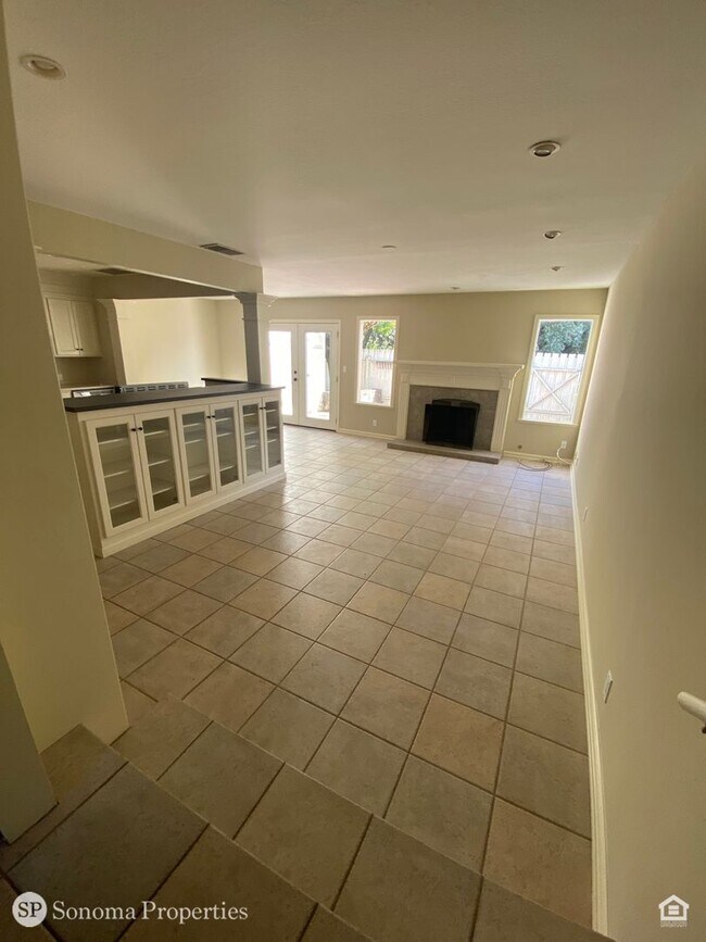 Foto del edificio - Spacious Condo on Eastside, Close to Plaza!