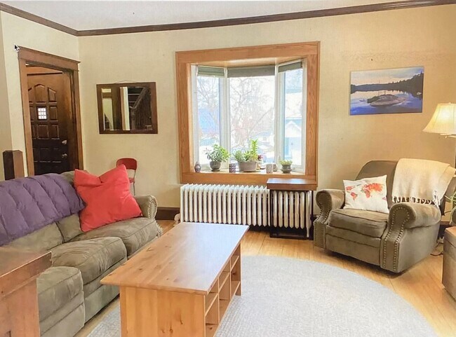 Building Photo - Available Now!- 3 bed 1 Bath Home! Don't Miss The Chance To Make This Your Home! Also $250 Off Fi...