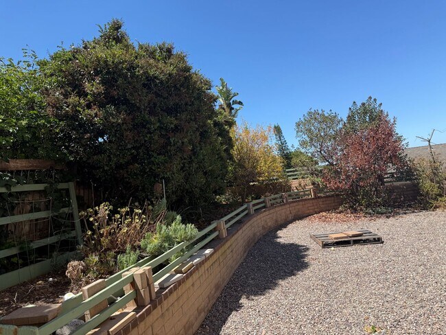 Building Photo - Gorgeous 5BR/3BA 2story home w SOLAR, view...