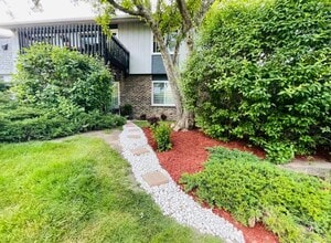 Building Photo - 952 E Old Willow Rd