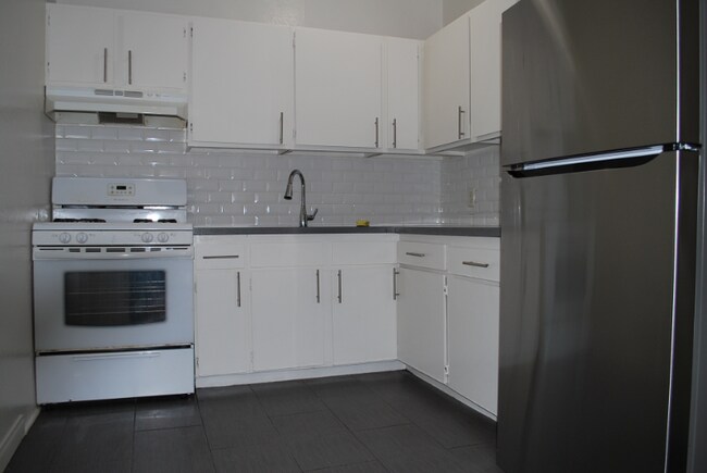 Foto del edificio - 636 N Plymouth Blvd