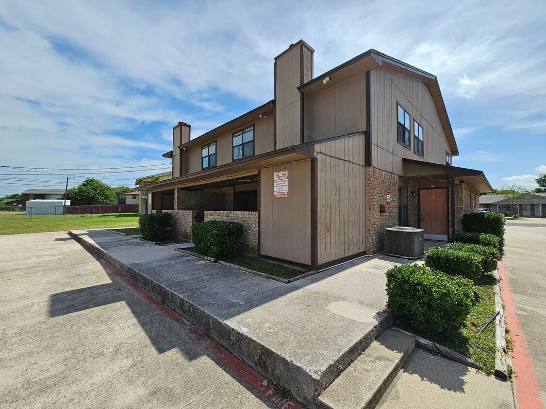 Foto del edificio - 1815 Cedarhill Dr