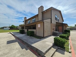 Building Photo - 1815 Cedarhill Dr