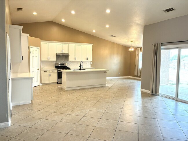 Building Photo - 4BD/2BA Located in Hesperia