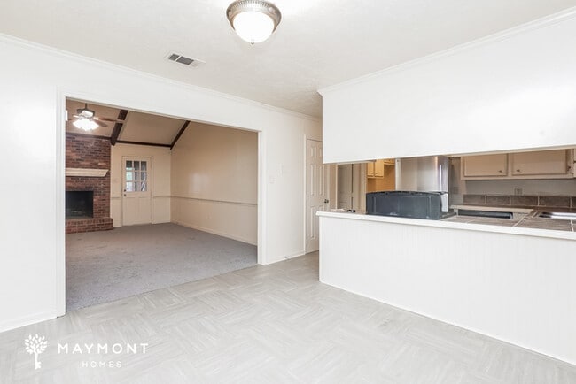 Building Photo - 703 Greenfield Dr