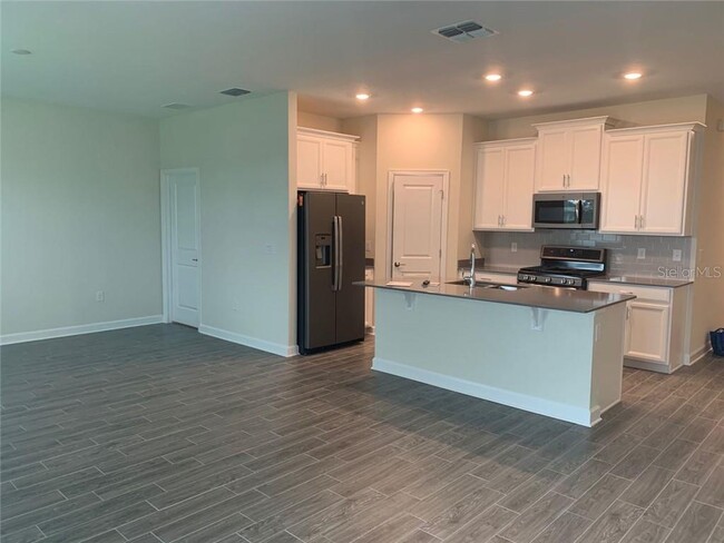 Building Photo - 410 Lionel Way