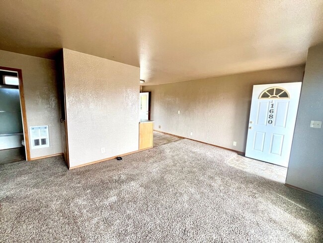 Building Photo - Cozy 2 Bedroom Home with Backyard & Garage