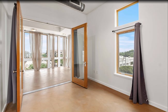 Building Photo - Prime location with City Views!!