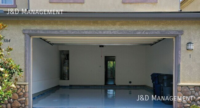 Foto del edificio - Luxurious Townhome w/2 Car Garage, Private...