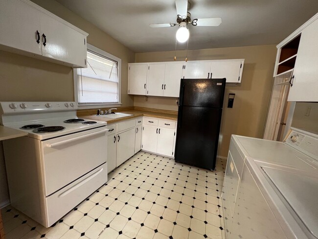 Building Photo - Charming home in desirable area available ...