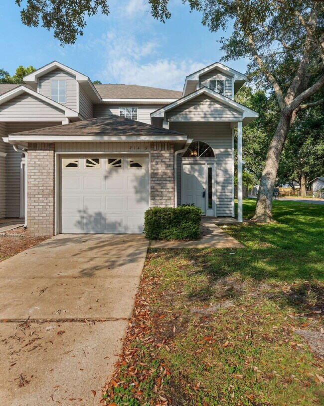 Foto del edificio - "Charming 2-Bed Townhouse Retreat with 2.5 Baths on Tooke Street!"