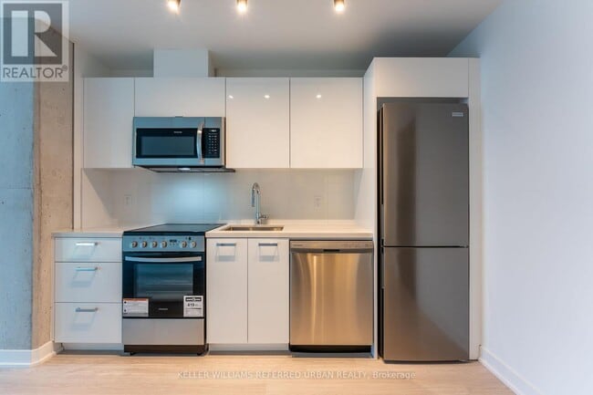 Building Photo - 284 King St E