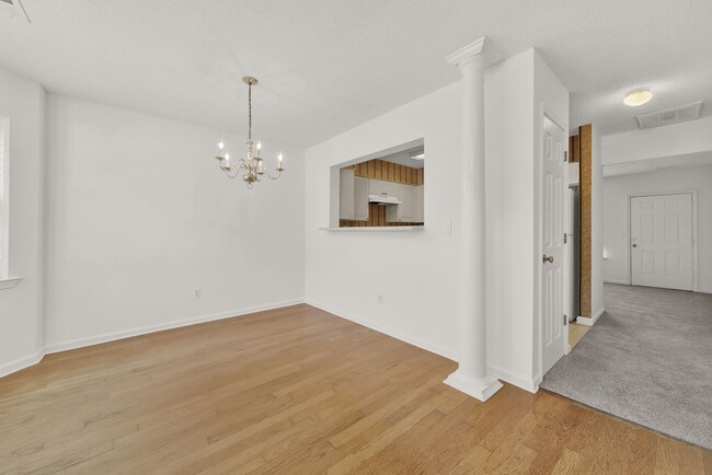 Building Photo - Lovely Townhome in Matthews