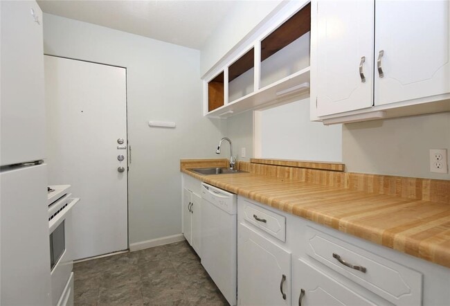 Building Photo - 2121 Fountain View Dr