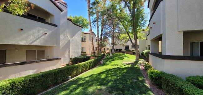 Foto del edificio - 2975 Bluegrass Ln