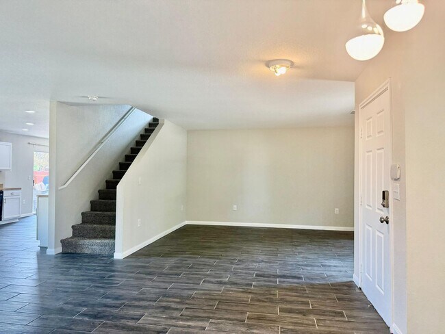 Foto del edificio - Spacious Two-Story Home: 4 Beds, 2.5 Baths...