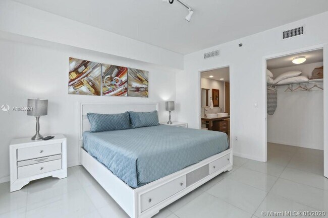 Building Photo - 485 Brickell Ave