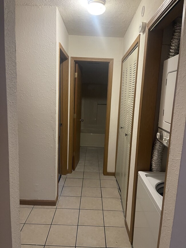 Building Photo - 1615 Sylvan Ln