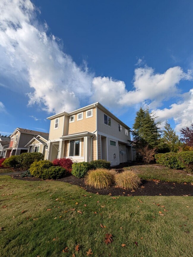 Foto del edificio - Large Four Bedroom Corner Lot! Close to JB...