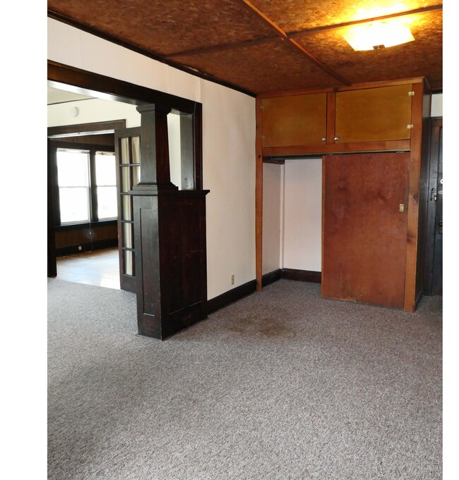 Entry Area - 1937 University Ave