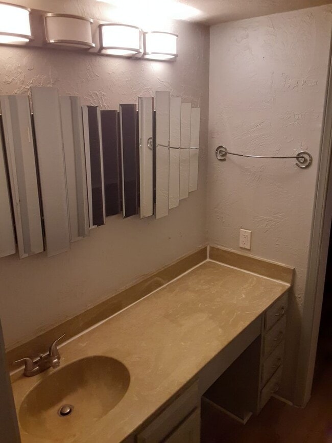 Building Photo - Ready to move in...