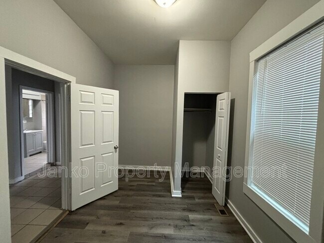 Foto del edificio - 726 E 93rd St