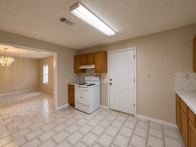 Building Photo - 712 Edgewood Cir