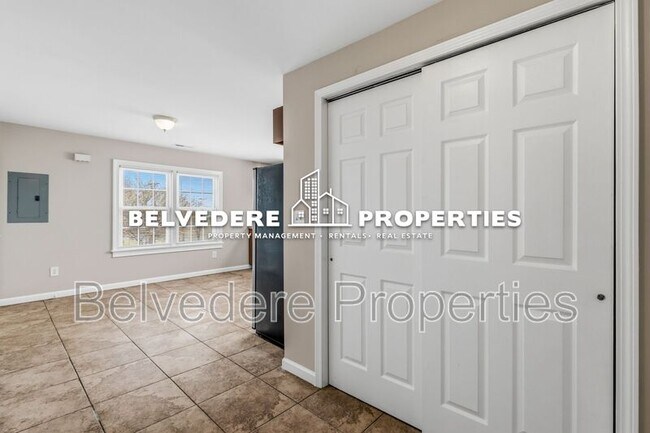 Building Photo - 611 W Green Dr